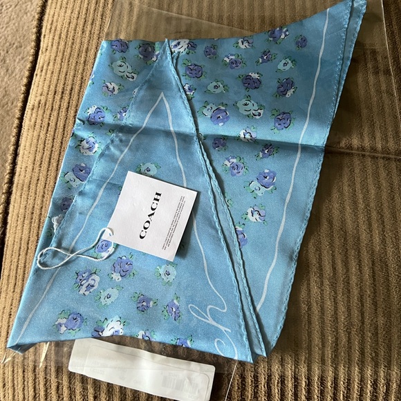 Coach Tea Rose Print Silk Diamond Scarf nwt in packaging - Picture 7 of 8
